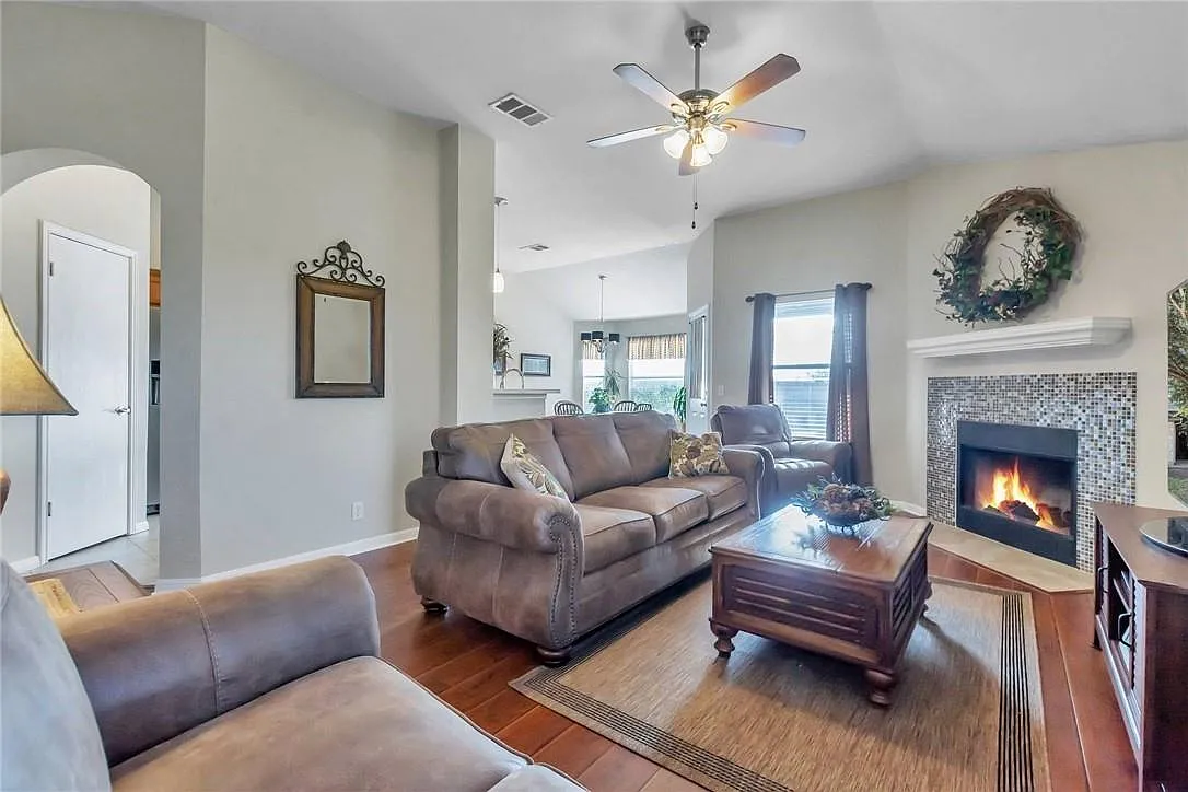 3 bed, 2.0 bath, 1491 sqft, $1,900 — Photo 4