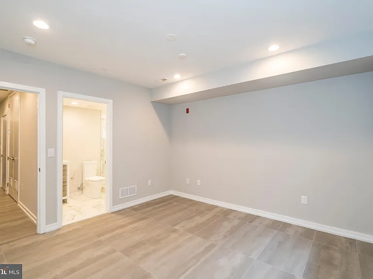 1430 Clymer St #1 — Photo 18