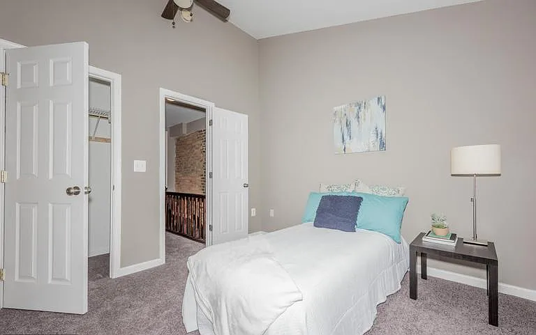 2412 Foster Ave — Photo 6