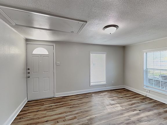 2nd image of 517 Isbell Rd