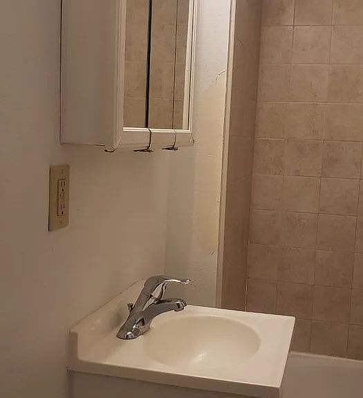 2 bedroom 1 bath lower unit-Cheney Available for a September 10th Move In!! — Photo 10