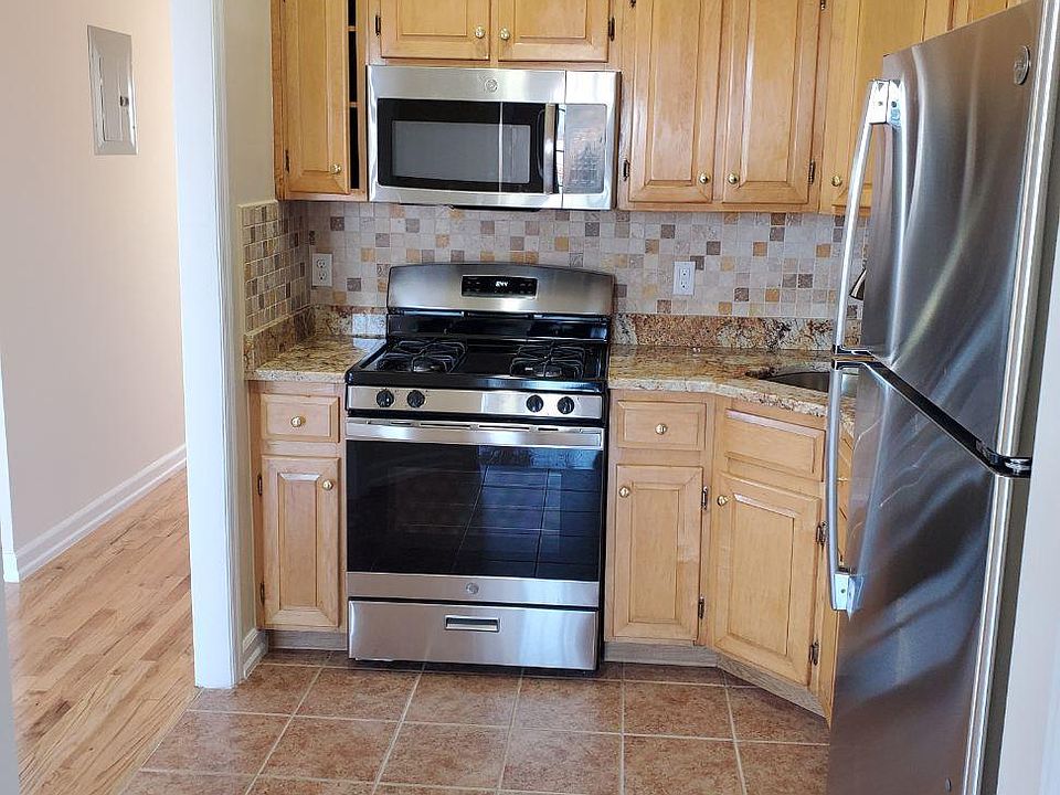 1st image of 2618 Harding Ave Floor 1