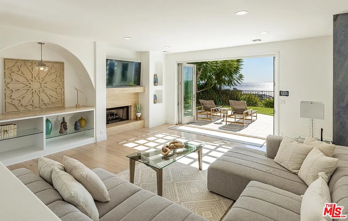 4 bed, 5.0 bath, 5922 sqft, $30,000 — Photo 1