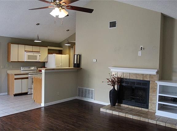 3rd image of 910 Sugarberry Dr