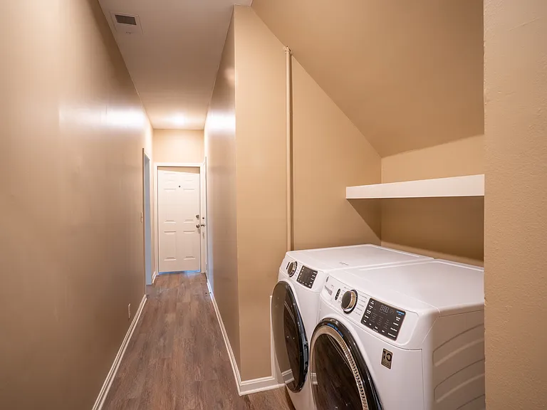 Hall laundry 
New applances
