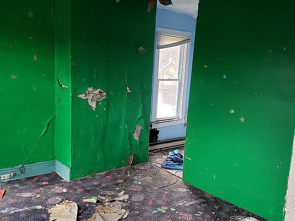5th image of 711 Railroad St