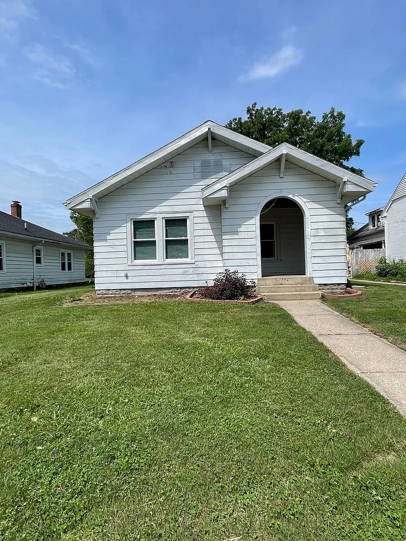 Three Bedroom Near Columbian Park — Photo 1