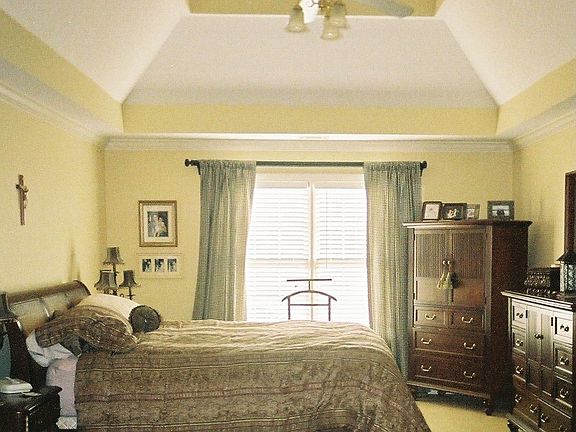 DELUXE MASTER SUITE WITH SPA BATH