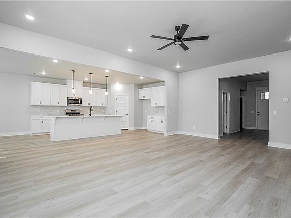 4th image of 3907 SW Pecan Cir