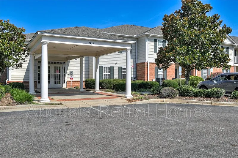 1 bed, 1.0 bath, 663 sqft, $910 — Photo 1