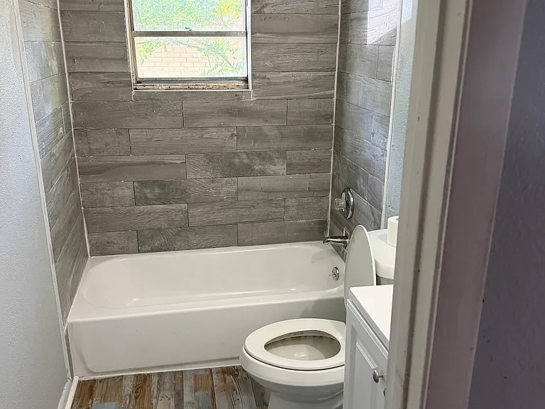 2115 Broadway Ave — Photo 5