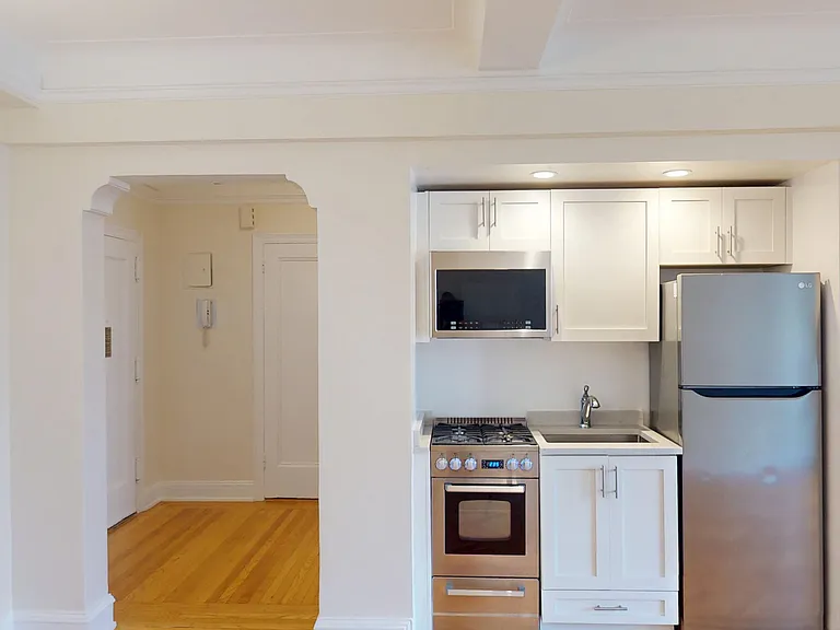 210 E 68th St #6F — Photo 2