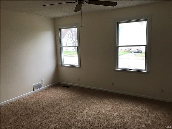 4th image of 10 Tamplin Dr