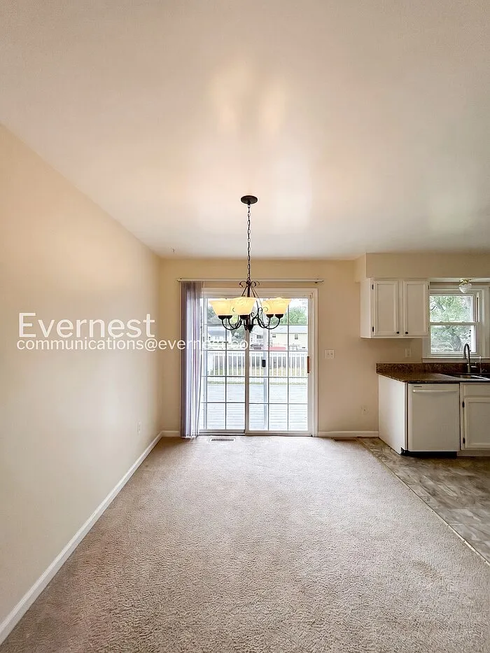4 bed, 2.5 bath, 1995 sqft, $2,395 — Photo 4