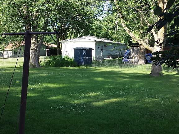 2nd image of 425 SW Westlawn Dr