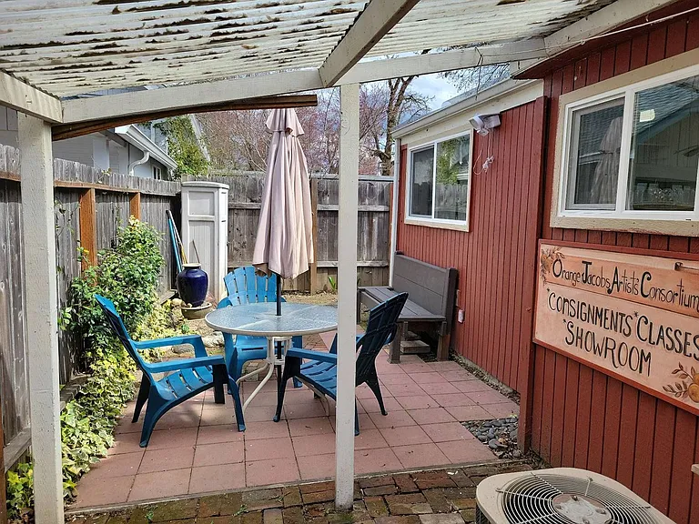 225 E C St — Photo 3