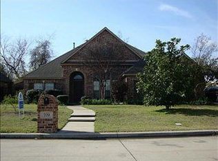 709 Trails End Cir, Hurst, TX 76054