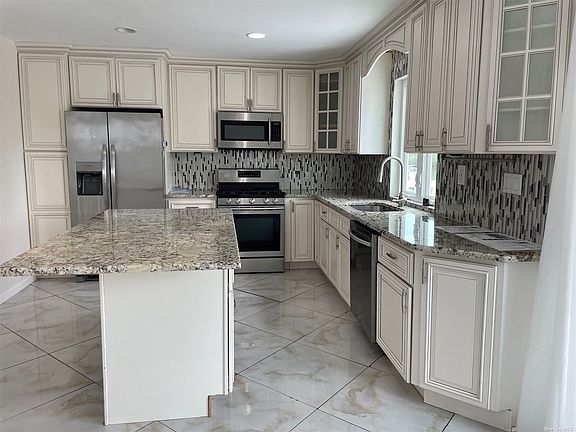 4th image of 3724 Somerset Dr