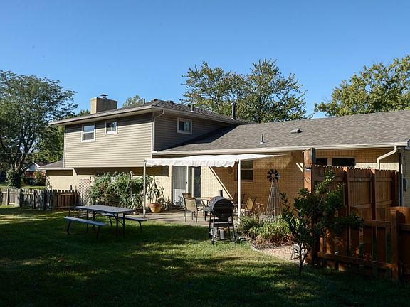 5th image of 990 Silverleaf Dr