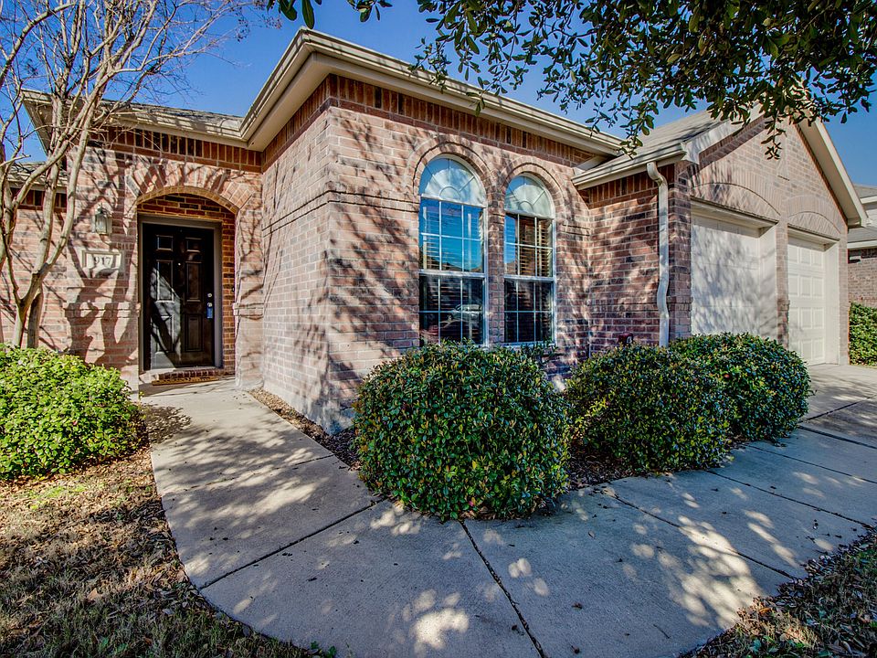 917 Silktree Dr-4.jpg