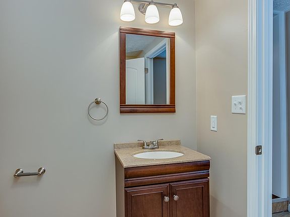 4th image of 136 Grandview St