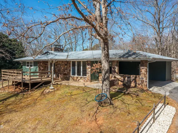 909 Carvers Ln, Sevierville, TN 37876