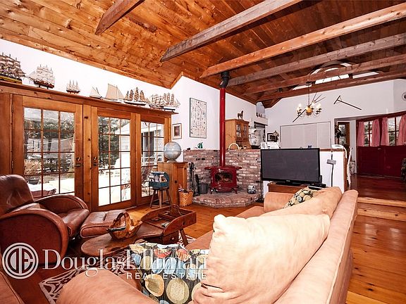 5th image of 115 Gardiner Ave