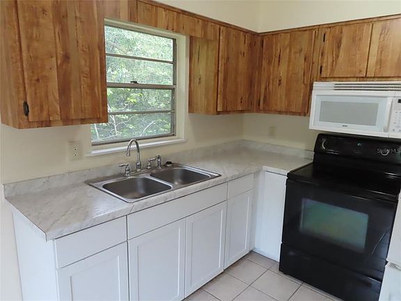 3rd image of 921 NW 33rd Ave