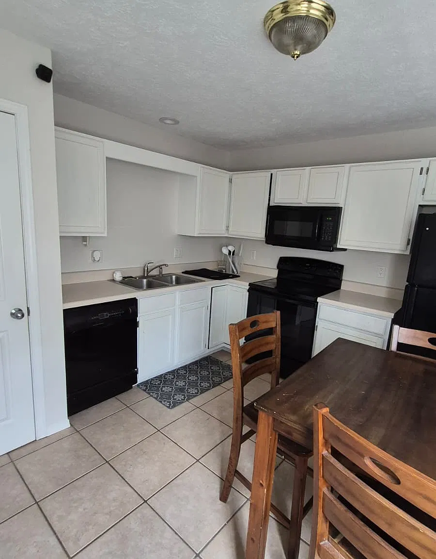 3 bed, 1086 sqft, $2,000 — Photo 3