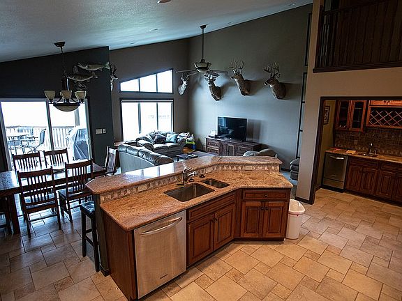 Breakfast Bar & Living Area