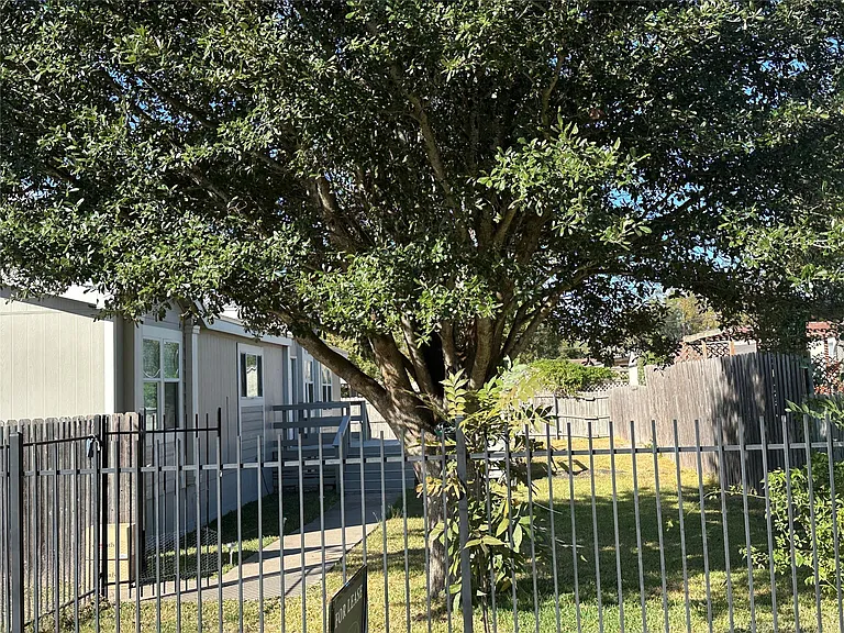 104 Ramirez St — Photo 29