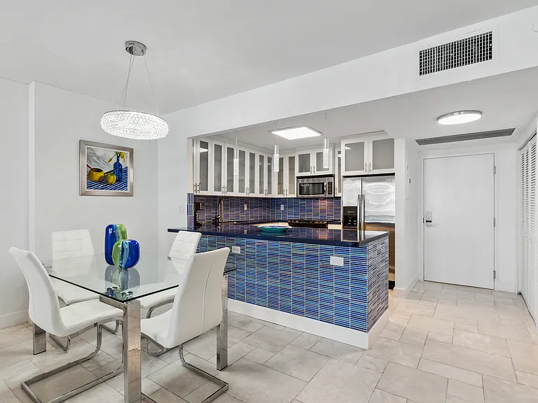 2301 Collins Ave #1015 — Photo 8