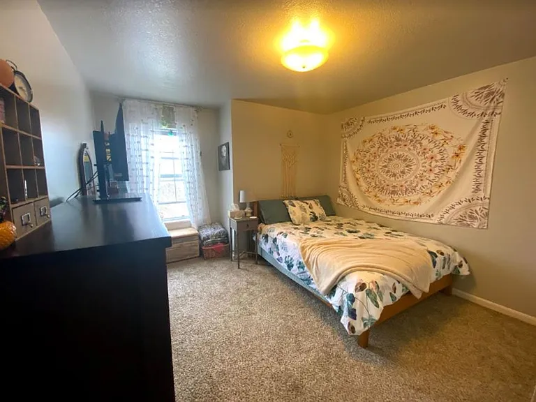 August Place Apartments — Photo 9