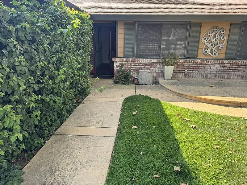 4 bed, 2.0 bath, 1545 sqft, $3,400 — Photo 2