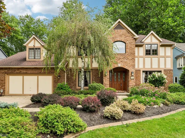 5523 Pheasants Walk Dr, North Olmsted, OH 44070