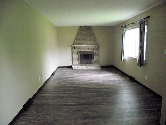 3rd image of 653 Darlene Pl