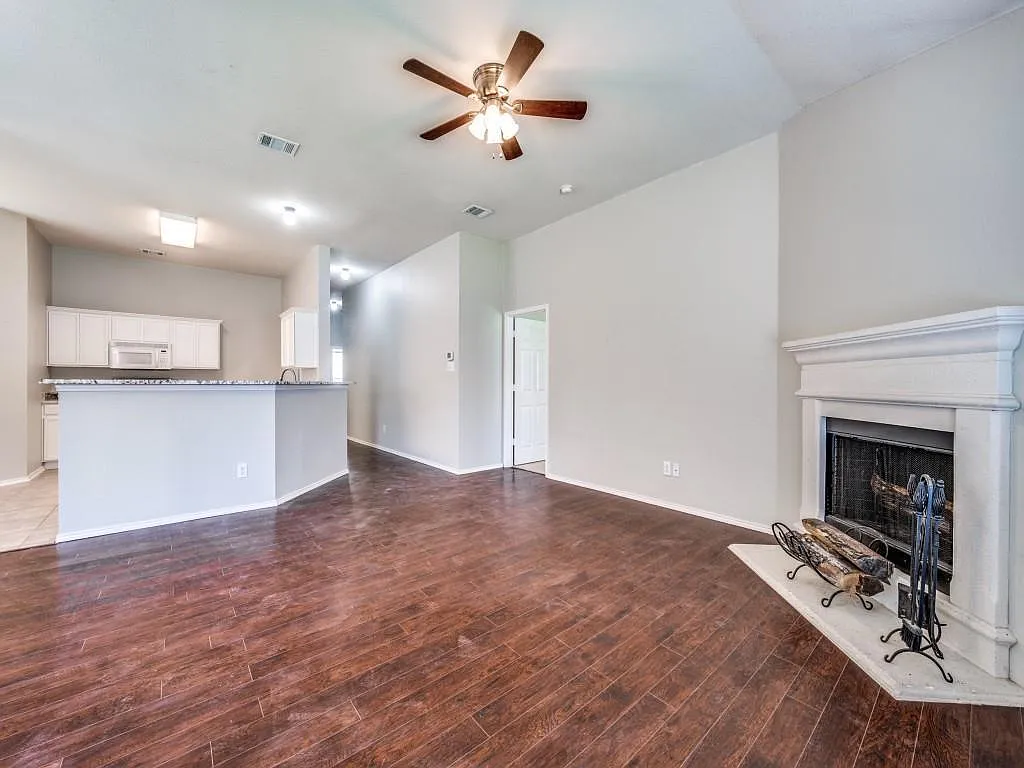4 bed, 1941 sqft, $2,250 — Photo 3