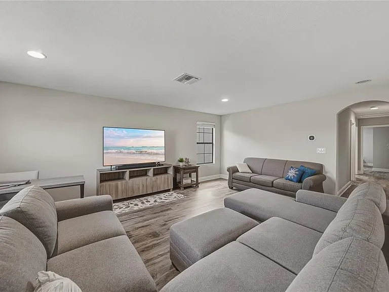 14633 Red Castle Ave — Photo 35