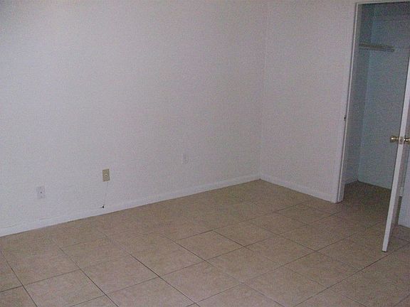 4th image of 803 NW 40th Ave