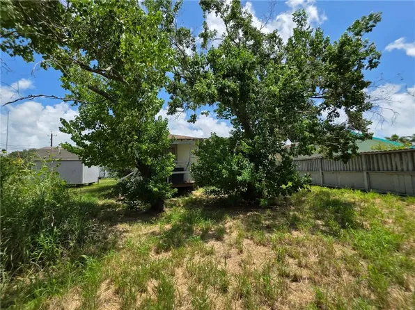413 N 7th St, Fulton, TX 78358