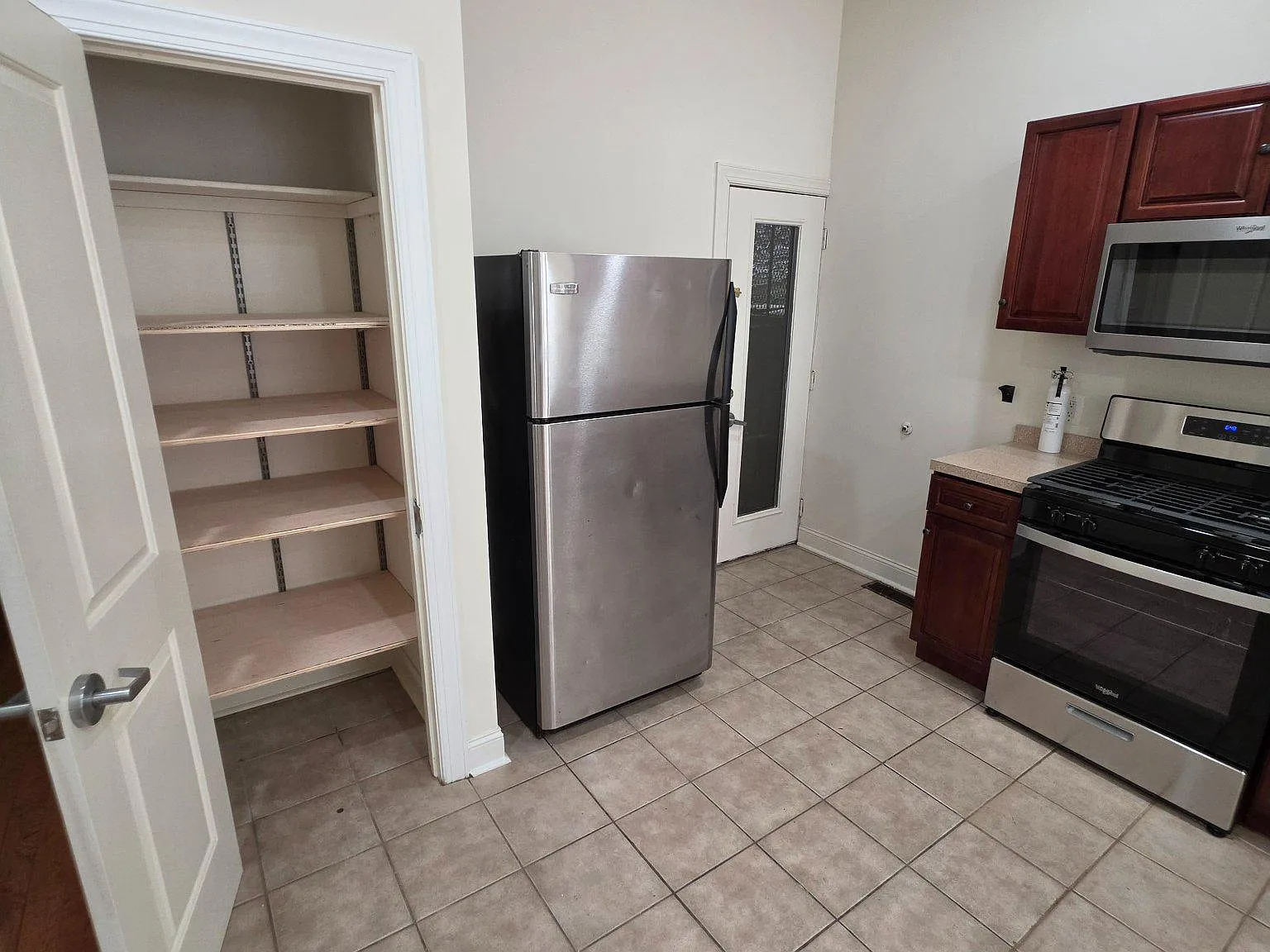 4 bed, 2.0 bath, 1400 sqft, $2,400 — Photo 4