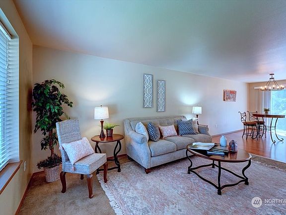 5th image of 775 Carriage Court W