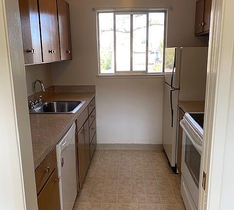 2nd image of 950 Roble Ave APT 7