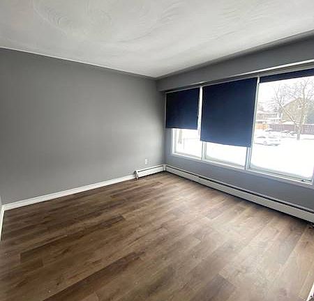 3rd image of 32 Ralgreen Cres #2