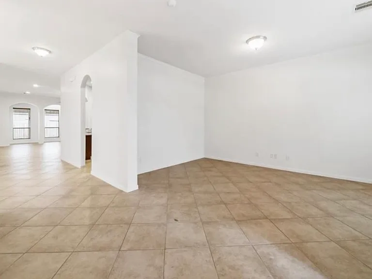 706 Silver Creek Cir — Photo 6