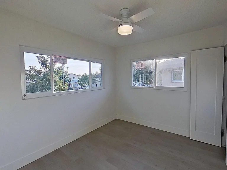 437-443 W Valencia Dr — Photo 13