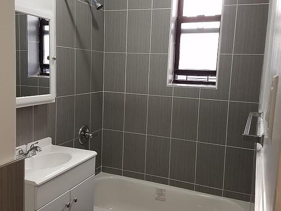 3rd image of 2025 Regent Pl APT A6