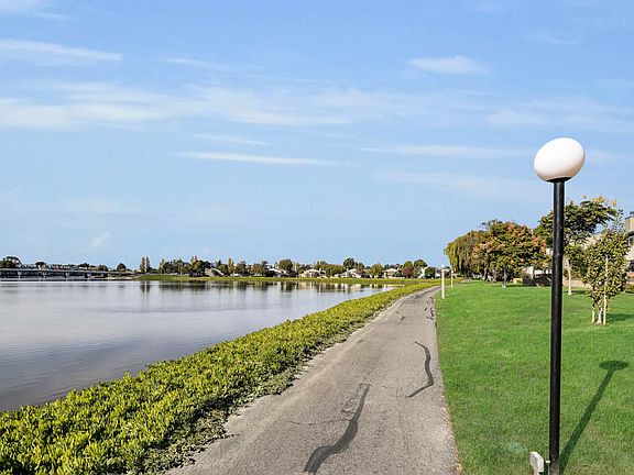 2nd image of 160 Beach Park Blvd