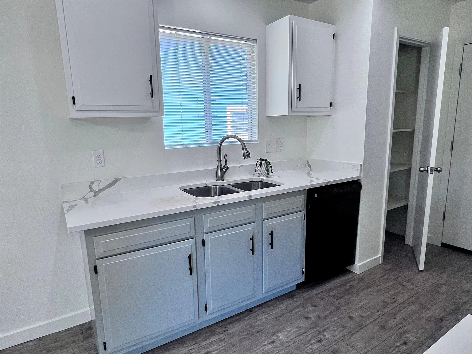 3 bed, 2.0 bath, 1098 sqft, $2,095 — Photo 2