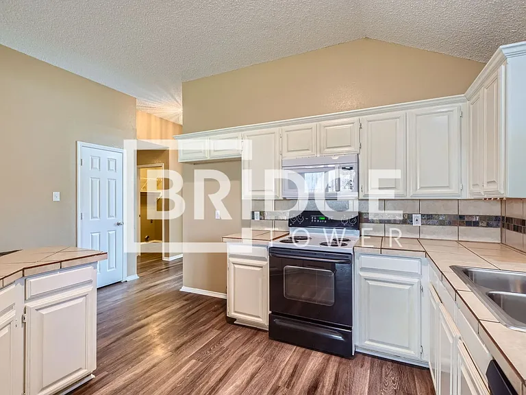 409 Kelley Ct — Photo 6